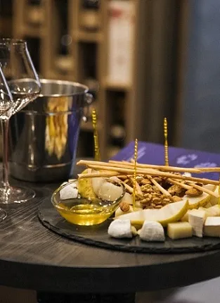 Сыр и вино: дегустация на Бауманской