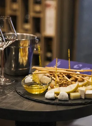 Вино и сыр: дегустация на Бауманской в Москве